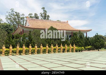 Foz do Iguacu, Parana/Brasilien; 17. Dezember 2017: Chen Tien Buddhist Temple, Buddhas Square, Innenhof mit 108 Statuen, die Reinkarnationen von Bud darstellen Stockfoto