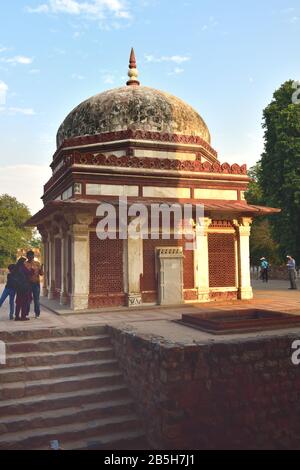 Old Delhi, Indien - 6. November 2019:Tourist in der Quwwat ul Islam Moschee Stockfoto