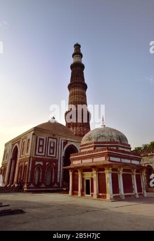 Alt-Delhi, Indien - 6. November 2019:Abend in der Quwwat ul Islam Moschee Stockfoto