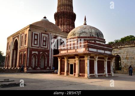 Alt-Delhi, Indien - 6. November 2019:Abend in der Quwwat ul Islam Moschee Stockfoto