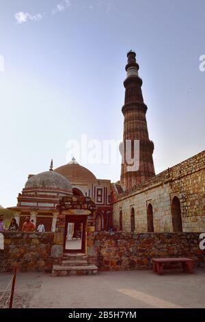 Alt-Delhi, Indien - 6. November 2019:Abend in der Quwwat ul Islam Moschee Stockfoto