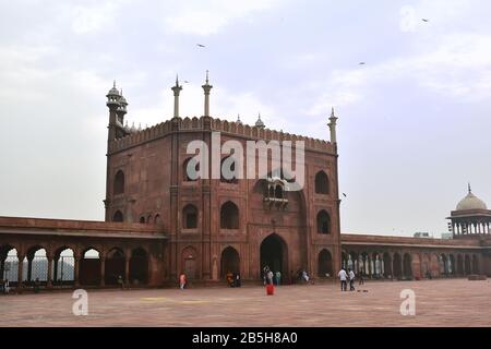 Delhi, Indien - 7. November 2019:Großer Eingang tp der Jama Masjid Moschee Stockfoto