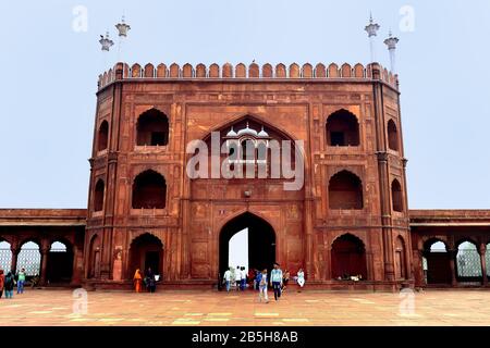 Delhi, Indien - 7. November 2019:Großer Eingang tp der Jama Masjid Moschee Stockfoto