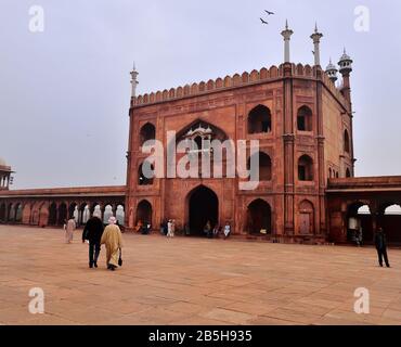 Delhi, Indien - 7. November 2019:Großer Eingang tp der Jama Masjid Moschee Stockfoto