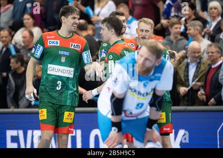 08. März 2020, Baden-Württemberg, Stuttgart: Handball: Bundesliga, TVB Stuttgart - SC Magdeburg, 27. Spieltag. Die Spieler von Magdeburg sind nach dem Spiel zufrieden. Foto: Marijan Murat / dpa Stockfoto