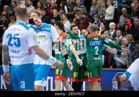 08. März 2020, Baden-Württemberg, Stuttgart: Handball: Bundesliga, TVB Stuttgart - SC Magdeburg, 27. Spieltag. Die Spieler von Magdeburg reagieren nach dem Spiel. Foto: Marijan Murat / dpa Stockfoto