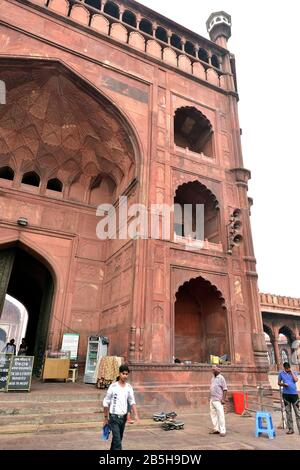 Delhi, Indien - 7. November 2019:Großer Eingang tp der Jama Masjid Moschee Stockfoto