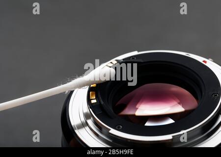 Sanfte Reinigung mit einem Wattestäbchen Kamera-Objektiv mit schöner optischer Block-Nahaufnahme. Makro Im Vollbildmodus Stockfoto