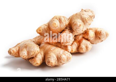 Frische Ingwerwurzel auf weißem Hintergrund, Nahaufnahme isolieren. Ingwer-Apotheke. Stockfoto