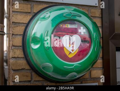 Randers, Dänemark - 09. Februar 2020: Automatisierter externer Defibrillator AED Philips auf der Straße in der Stadt Randers, Dänemark. AED-HLW-Rettungskits. Stockfoto