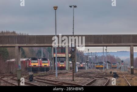 Ehemalige LNER-Hochgeschwindigkeitszüge lagerten in Yorkshire, bevor sie zur East Midlands Railway umzogen. Die Schrittmacherzüge der Northern Rail sind auf der rechten Seite und warten auf Schrott Stockfoto