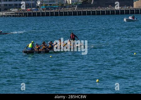 Drachenboot-Team rudert, um die Startlinie für Hitze zu starten Stockfoto