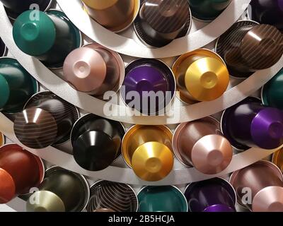 Moderne Kaffeekapseln in verschiedenen Farben Stockfoto