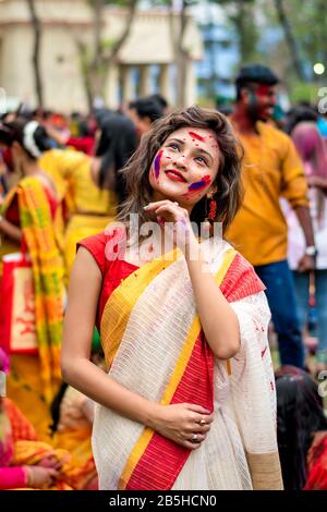 Am 5. März 2020 feiern Studenten Holi oder Basanta Utsav auf dem Campus der Rabindra Bharati University in Kalkata, Indien Stockfoto