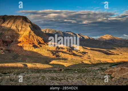 Virgin Mountains über der Virgin River Gorge, bei Sonnenaufgang, Blick von der I-15 Interstate Freeway, Arizona Strip District, Arizona, USA Stockfoto