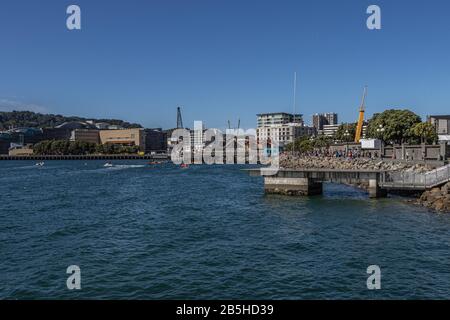 Drachenboote am Ende der Rennhitze, zurück zur Frank Kitts Lagune Stockfoto