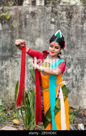 Am 5. März 2020 feiern Studenten Holi oder Basanta Utsav auf dem Campus der Rabindra Bharati University in Kalkata, Indien Stockfoto