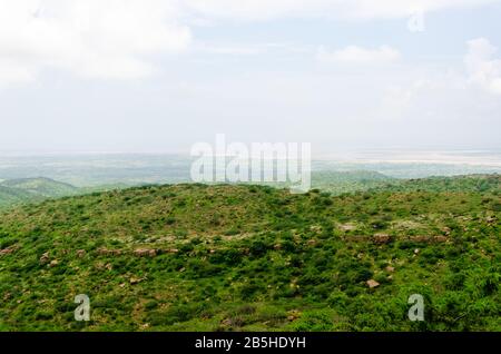Blick auf den großen Rann von Kutch während der Monsoon Saison von Kalo Dungar ( Black Hill ), der der höchste Punkt in Kutch, Gujarat, Indien ist Stockfoto