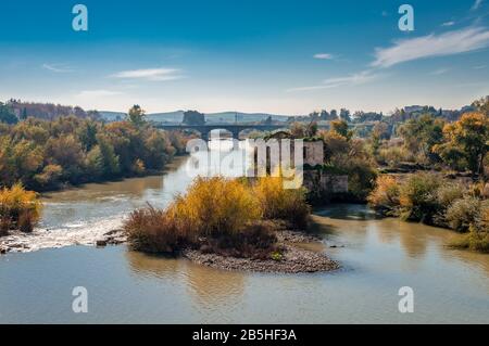 Der Fluss Guadalquivir. Foto von der Römerbrücke in Cordoba, Andalusien, Spanien. Stockfoto