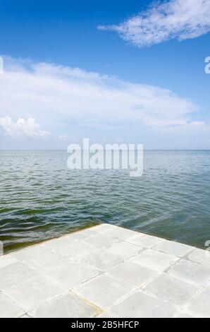 Massive Weite der weißen Wüste, die während der Monsunzeit in Dhordo, Kutch, Gujarat, Indien unter Regenwasser getaucht war Stockfoto