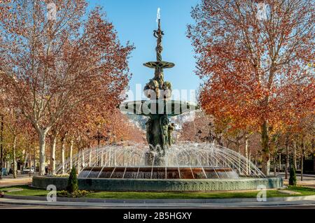 Granada/Spanien - 25. Dezember 2014: Fuente de las Granadas (oder Granatapfelbrunnen) an der Plaza del Humiladero in Granada, Andalusien, Spanien. Stockfoto