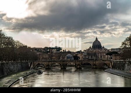 Der Papstbasilika von St. Peter, westlich des Tiber-Flusses in Rom, Italien Wolkentag Stockfoto
