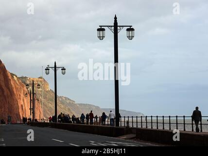Entlang der Esplanade im regency Resort von Sidmouth im Osten von Devon mit der Juraküste im Osten der Stadt auf der Ferne Stockfoto