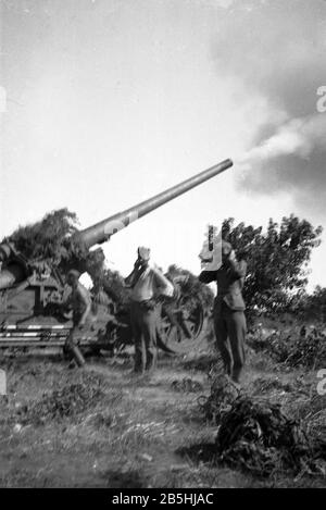Wehrmacht Heer Schwere Kanone 18 17 cm feuernd / Bundeswehr Schwere Cannon 18 17 cm Beschuss Stockfoto