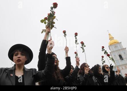 Frauen in Schwarz, die im märz mit Rosen vertraten.Unter dem Motto "Gleichstellung ist ein traditioneller Wert" nahmen Feministinnen, LGBTQ-Menschen und Menschenrechtsaktivisten am frauenmarsch Teil, die fordern, das Übereinkommen des Europarats zur Prävention und Bekämpfung von Gewalt gegen Frauen und häusliche Gewalt zu ratifizieren, Auch bekannt als das Übereinkommen von Istanbul. Stockfoto