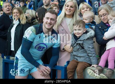 BT Murrayfield Stadium, Edinburgh, Schottland, Großbritannien. März 2020. Der schottische Kapitän Stuart Hogg stellte sich mit seiner Familie, seiner Frau Gillian und seinen Kindern, Archie, George und Olivia vor. Kredit: Ian Rutherford/Alamy Live News. Stockfoto