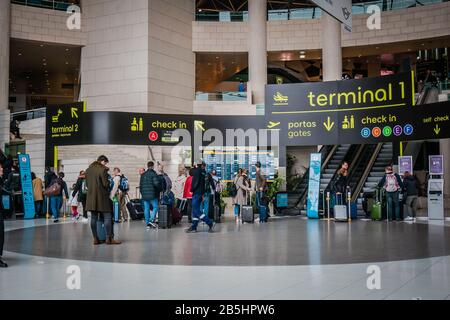 Lissabon Portugal Humberto Delgado Airport LIS Portela Airport Terminal Concourse Stockfoto