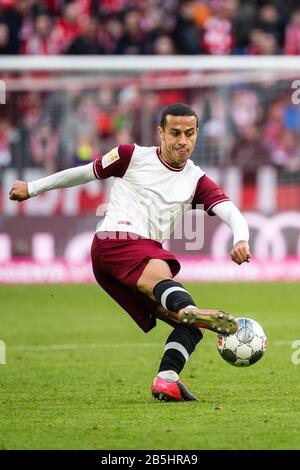 München, Deutschland. März 2020. Fußball: Bundesliga, Bayern München - FC Augsburg, 25. Spieltag in der Allianz Arena. Thiago vom FC Bayern München spielt den Ball. Credit: Matthias Balk / dpa / Alamy Live News Stockfoto