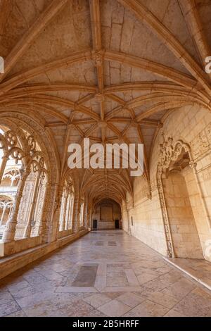 Dekorativer und leerer Kreuzgang im historischen Stil der Manueline Mosteiro dos Jeronimos (Kloster Jeronimos) in Belem, Lissabon, Portugal. Stockfoto