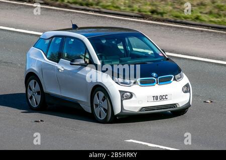 2015 White BMW i3 Range Extender; UK Vehicular Traffic, Transport, moderne Fahrzeuge, kompakte Salonwagen, Fahrzeuge, Fahrzeug, Straßen, Motoren, Fahren auf der Autobahn M6 Stockfoto