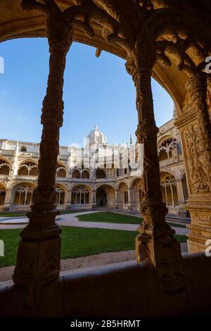 Leerer Innenhof mit Blick durch ein kunstvolles Fenster im historischen Stil der Manueline Mosteiro dos Jeronimos (Kloster Jeronimos) in Belem, Lissabon. Stockfoto