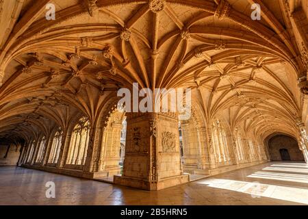 Zier- und leeren Kreuzgang am historischen manuelinische Stil Hieronymus-Kloster (Hieronymus-Kloster) in Belem, Lissabon, Portugal, an einem sonnigen Tag. Stockfoto