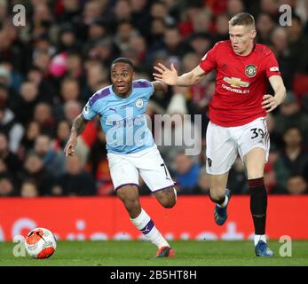 Raheem Sterling (links) von Manchester City und Scott McTominay von Manchester United während des Premier-League-Spiels in Old Trafford, Manchester. Stockfoto