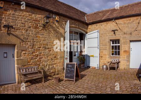 Eyam Brewery Shop and Tap, Eyam Hall Craft Center, Eyam, Derbyshire Stockfoto