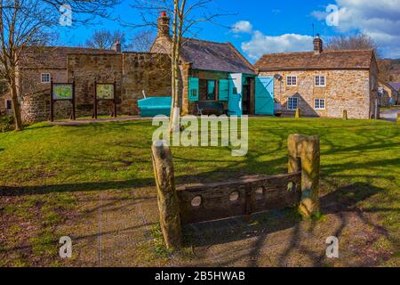 Market Hall and Stocks, Village Green, Eyam, Derbyshire Stockfoto