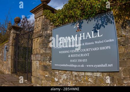 Eyam Hall Sign and Entrance, Eyam, Derbyshire Stockfoto