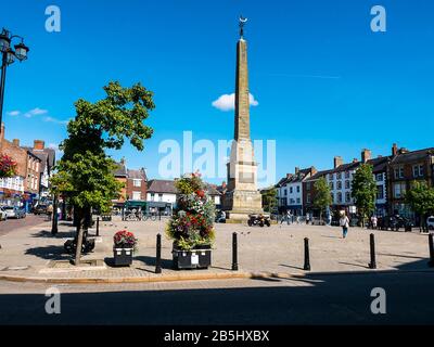 Ripon ist eine kleine historische Domstadt in Yorkshire.England.Ripon ist eigentlich die älteste Stadt Englands.Dies ist der Marktplatz mit seinem Obelisken Stockfoto