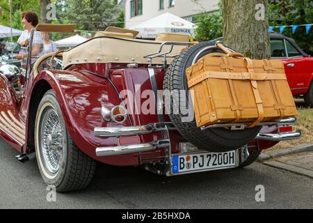 Welfenallee, Berlin, Deutschland - 16. juni 2018: Details eines roten Jaguar Oldtimers beim Vintage Car Meeting in Berlin Stockfoto