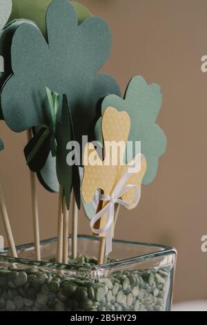 ST Patricks Day Vase Arrangement mit grünen Kleeblättern - Landscape02 Stockfoto