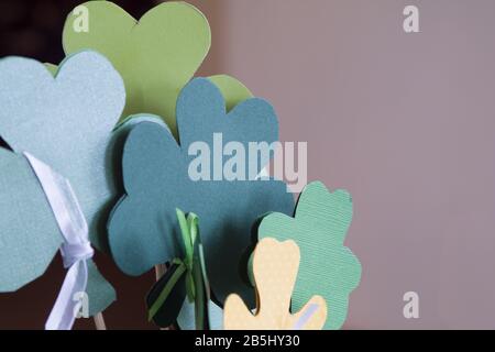 ST Patricks Day Vase Anordnung mit grünen Kleeblättern - enger Winkel03 Stockfoto