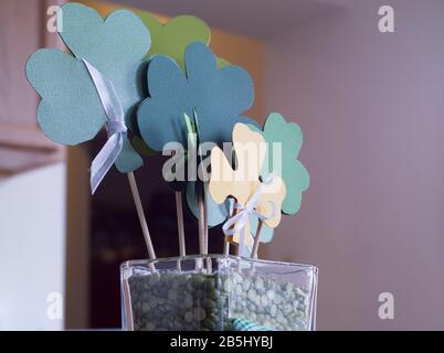 ST Patricks Day Vase Arrangement mit grünen Kleeblättern - Aufwärtswinkel05 Stockfoto