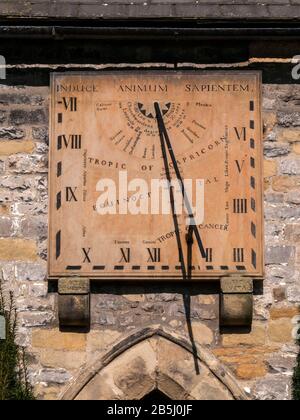 Sonnenuhr über der Tür Des Priesters von William Shaw(1775), Eyam Parish Church, Derbyshire Stockfoto