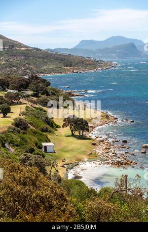 Kap-Halbinsel, Westkaper, Südafrika. Überblick über einen Strand und die Küste am Millers Point entlang der Kap-Halbinsel, Südafrika. Stockfoto