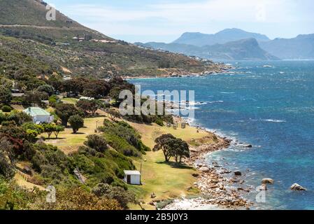 Kap-Halbinsel, Westkaper, Südafrika. Überblick über einen Strand und die Küste am Millers Point entlang der Kap-Halbinsel, Südafrika. Stockfoto