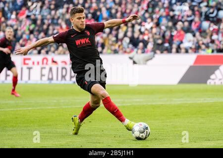 München, Deutschland. März 2020. Fußball: Bundesliga, Bayern München - FC Augsburg, 25. Spieltag in der Allianz Arena. Den Ball spielt Florian Niederlechner aus Augsburg. Credit: Matthias Balk / dpa / Alamy Live News Stockfoto