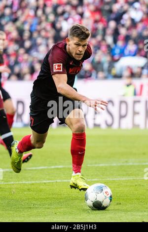 München, Deutschland. März 2020. Fußball: Bundesliga, Bayern München - FC Augsburg, 25. Spieltag in der Allianz Arena. Den Ball spielt Florian Niederlechner aus Augsburg. Credit: Matthias Balk / dpa / Alamy Live News Stockfoto